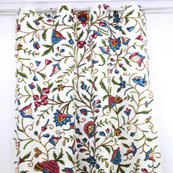 Smuk creme bomuld and håndbroderi Crewel stof for engroshandel hos Jersey Lily