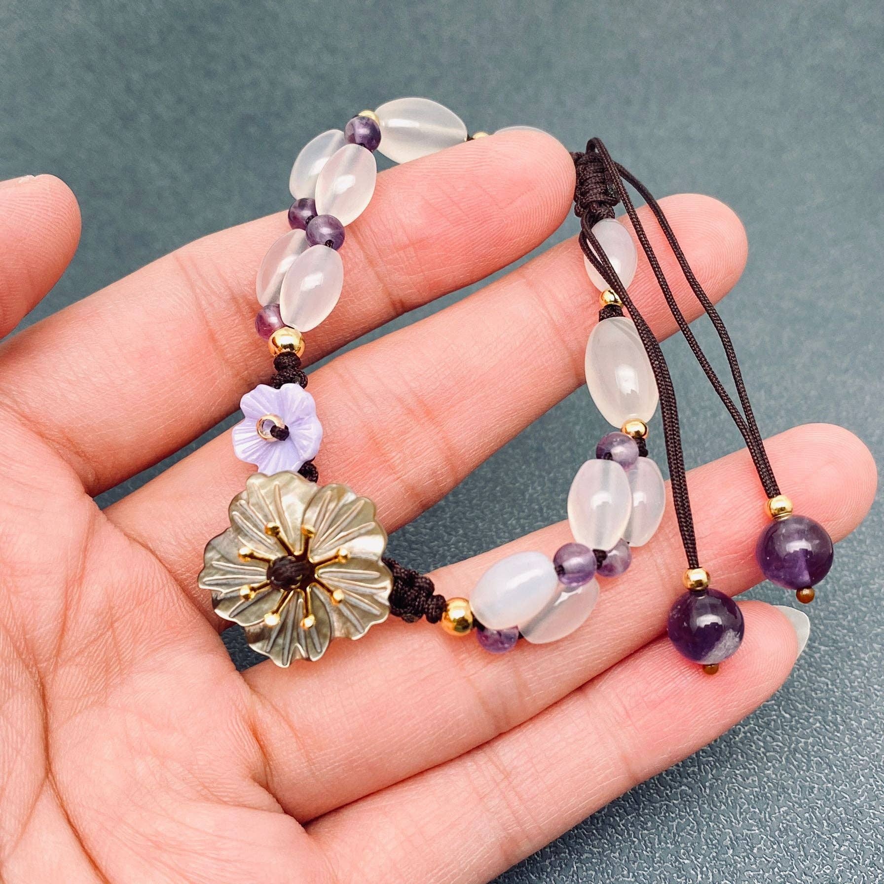 Mio Queena - Vente Bracelet de perles - Bracelet en perles de calcédoine en forme de fleur de coquillage et d'améthyste - CS0