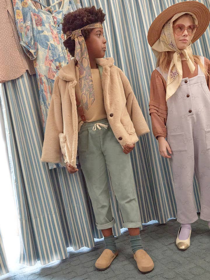 Pantaloni Miguel in velluto a coste di cotone biologico color giada polverosa per la vendita all'ingrosso da parte di Jellymade