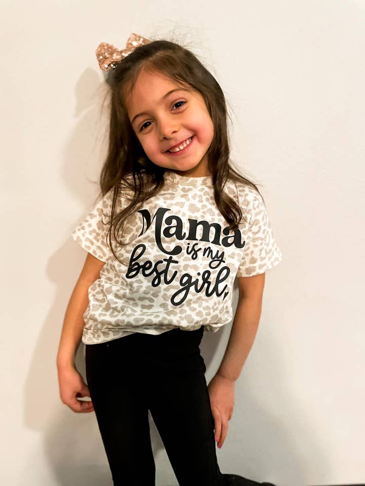 Mama's My Best Girl | Camiseta de leopardo natural para niña para venta al por mayor de Bizzy's Wholesale