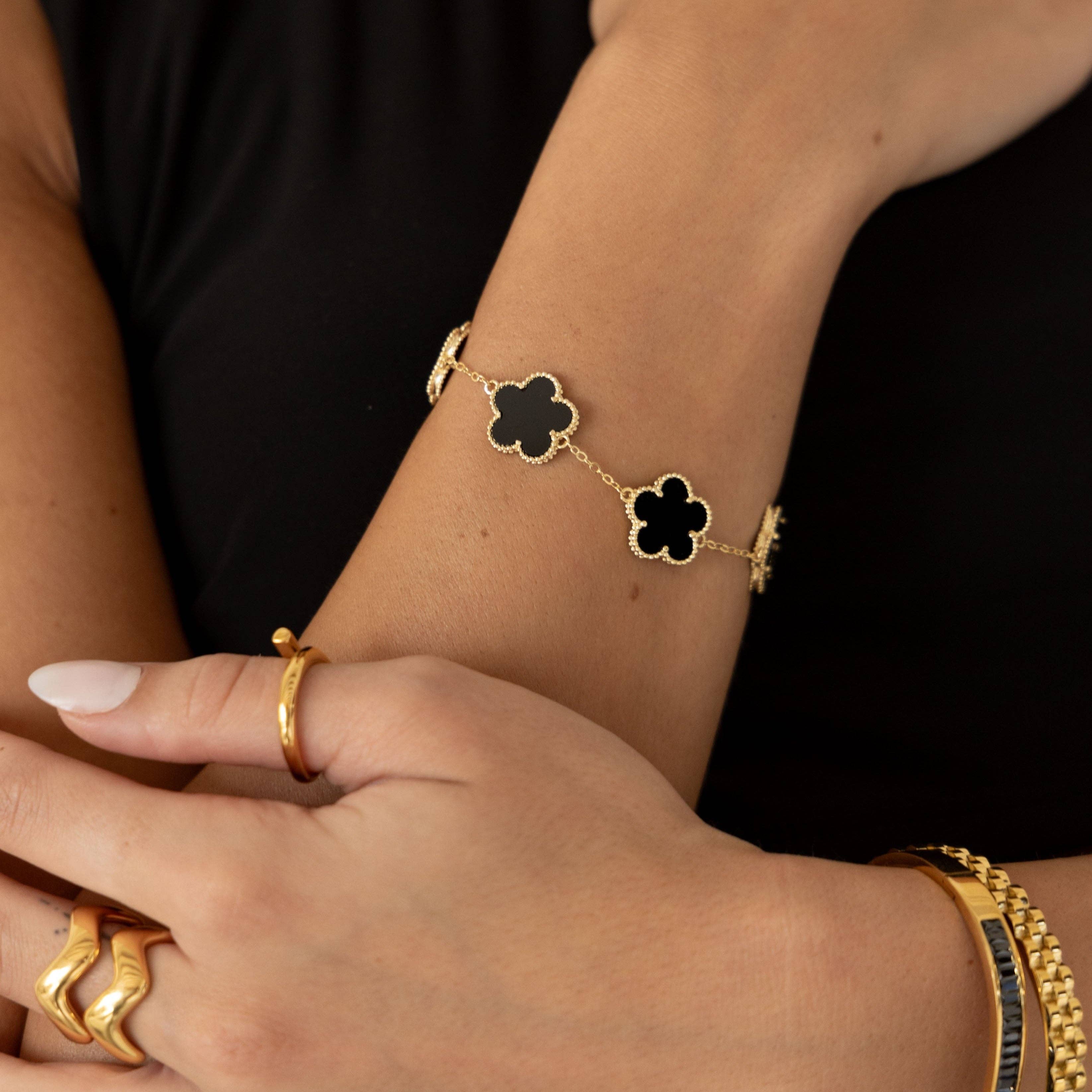 Sahira Jewelry Design – Großhandel Armband mit Charms/Anhängern – Adeline Kleeblatt-Armband mit Perlmutt7