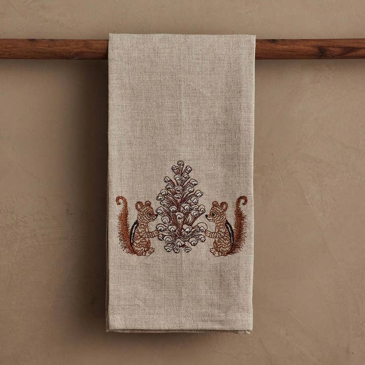 Coral & Tusk – Großhandel Geschirrtücher – Geschirrtuch Chipmunks mit Tannenzapfen0