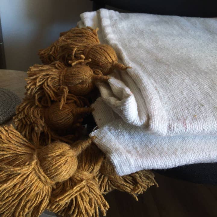 marrakeshop - Wholesale Throw Blanket - Moroccan Handmade White Blanket With Colorful Pompoms