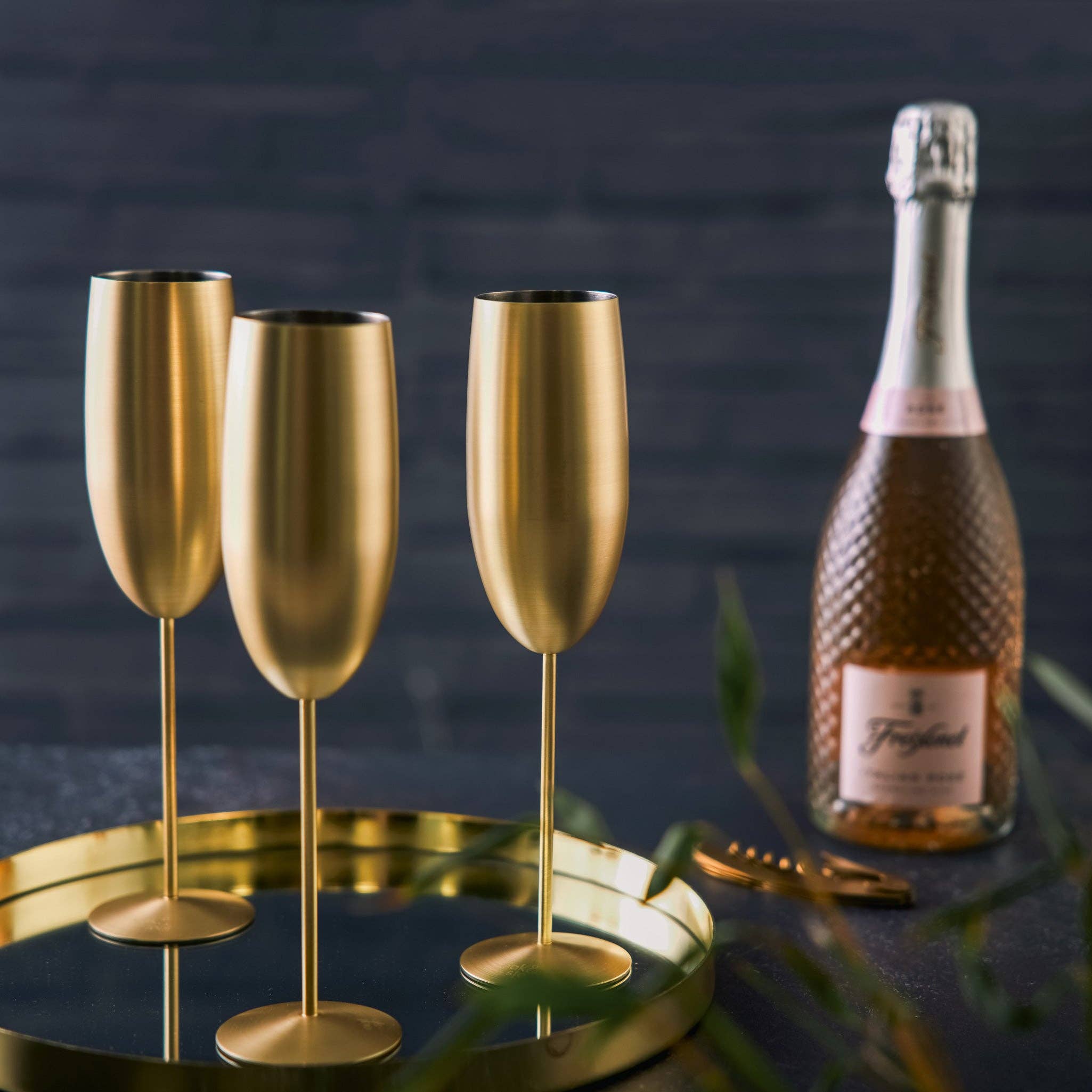 Oak & Steel – Großhandel Champagnerflöten – 4 Matte goldene Champagnerflöten2