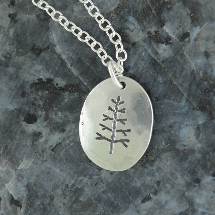 Pendentif minimaliste en forme de pin en argent sterling pour la vente par Jewelry by DeCory
