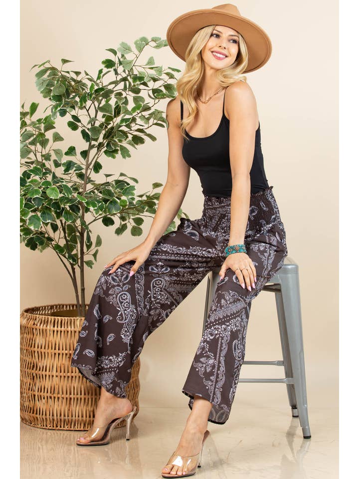 Brun AV1243-ELLEN BANDANA PRINT MED SMOCKET TALJE VÆVET BREDE BENBUKSER for engroshandel på Faire4