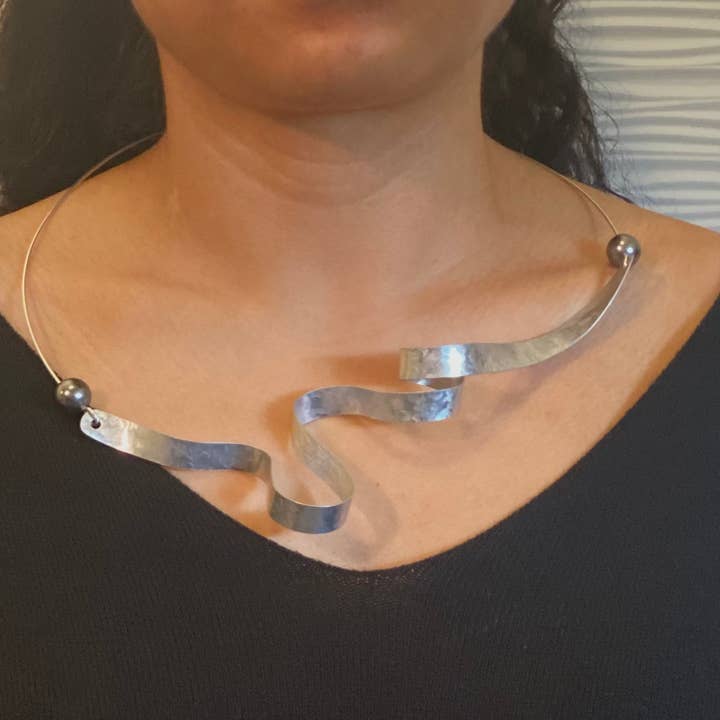 VIBE 2 Un collier onde sonore simple et délicat de la collection SOUND avec des perles simulées. pour la vente par Chick Boss LLC