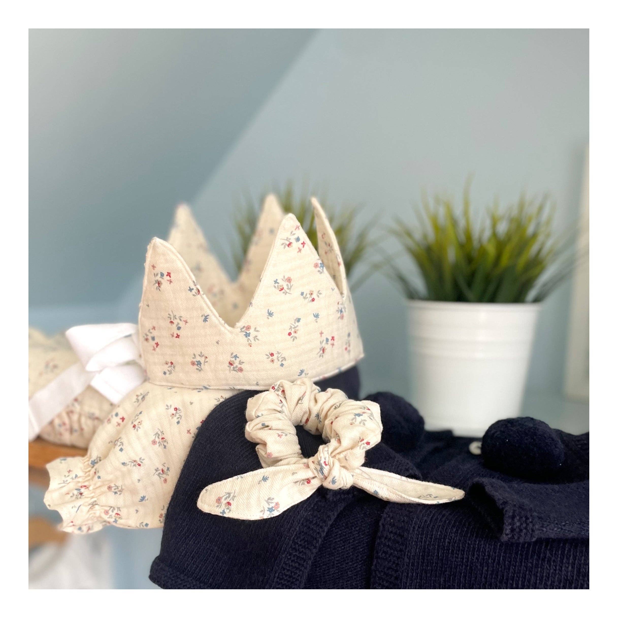 Dot baby - Wholesale Scrunchie - Women's - Ecru flower scrunchie1