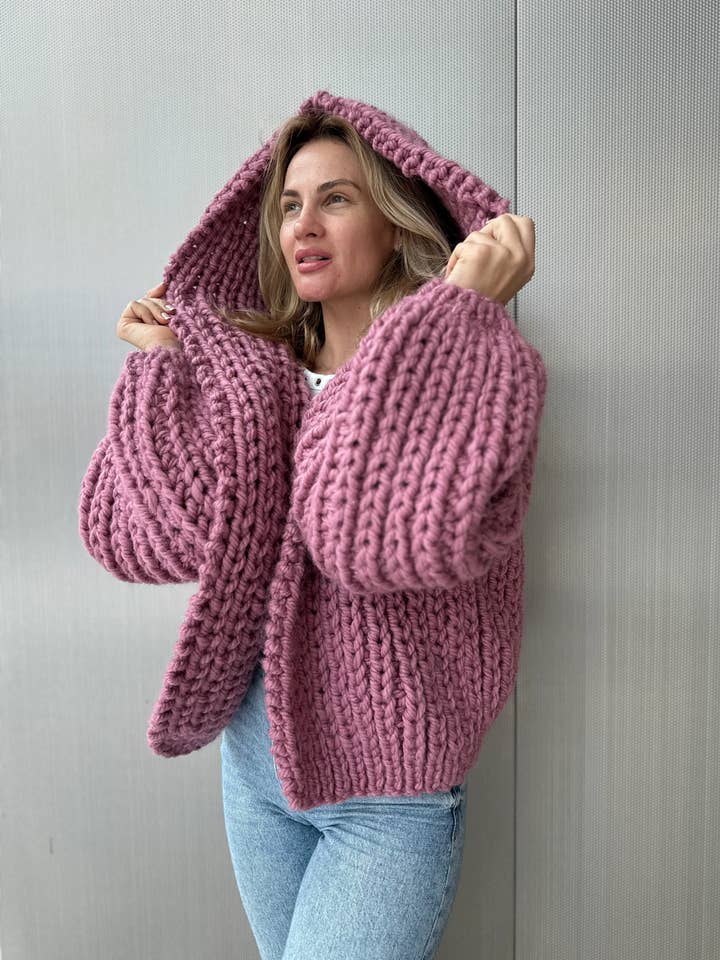 Cardigan à capuche en grosse maille – Confortable. Épais. Remarquable. pour la vente par Flamingo Fashion