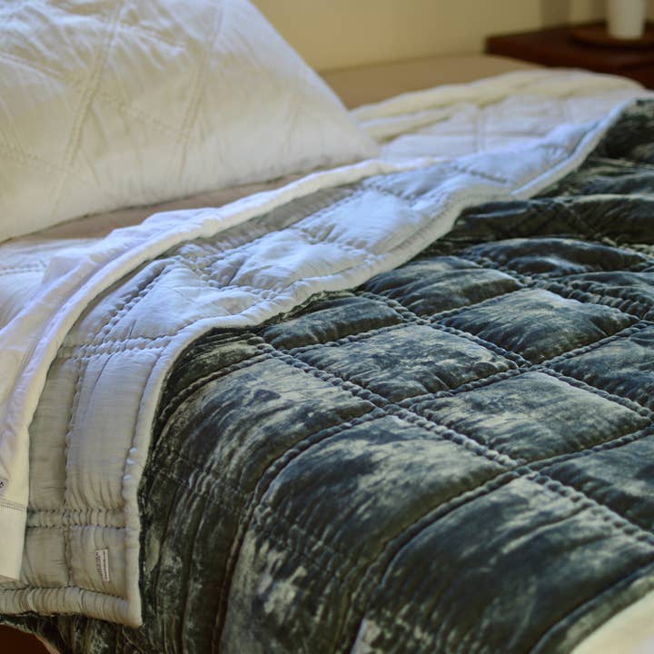 Luala Silk – Großhandel Überwurfdecke – Große quadratische, genähte Decke aus Seidensamt, Schiefergrau4