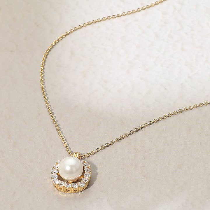 Collier pendentif perle avec bord pavé de pierres CZ plaqué or pour la vente par Sensibling Corp.