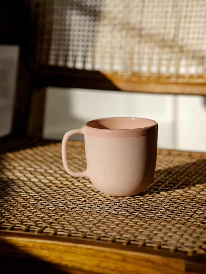 Caneca de café de porcelana artesanal. Rosa em pó por atacado de Creating Comfort Lab