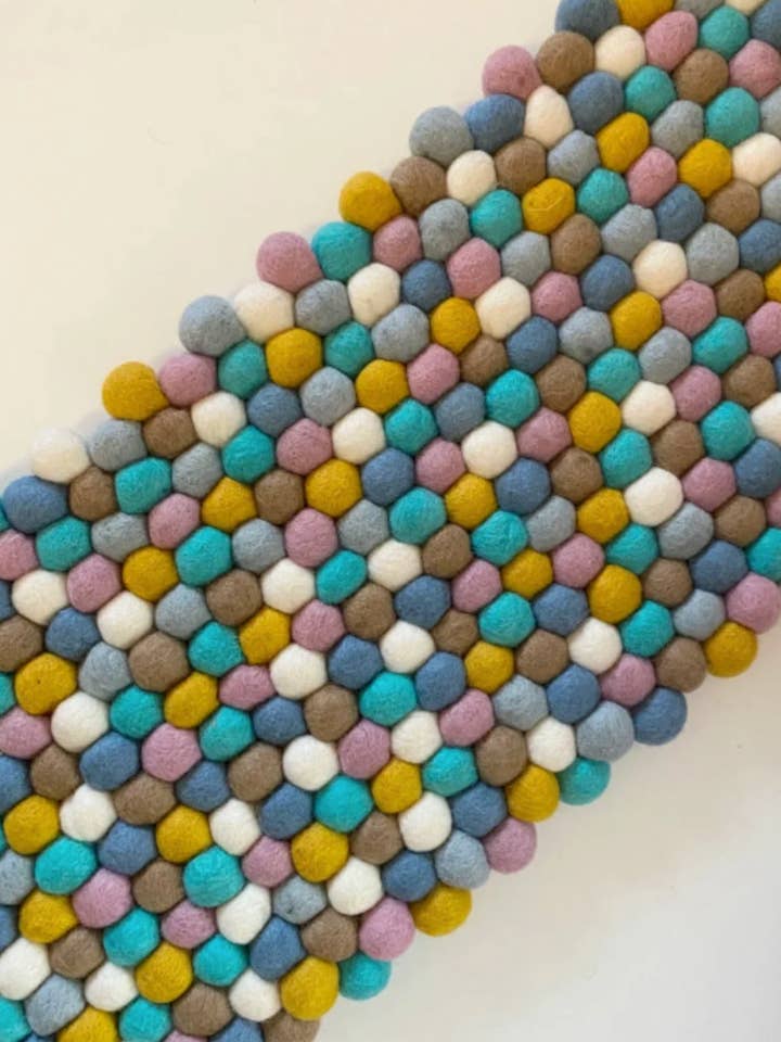 Tischläufer aus Filzkugeln/Table Runner/Tischläufer Filz für den Großhandel von EcoCarpets