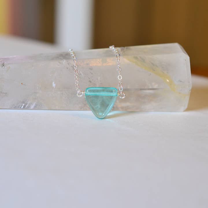 Turkis havglas vedhæng, gennemsigtig trekant charm for engroshandel hos Sela+Sage