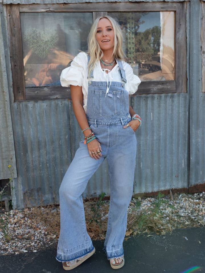 Salopette en jean Cali Dream, légèrement délavée pour la vente par Three Bird Nest