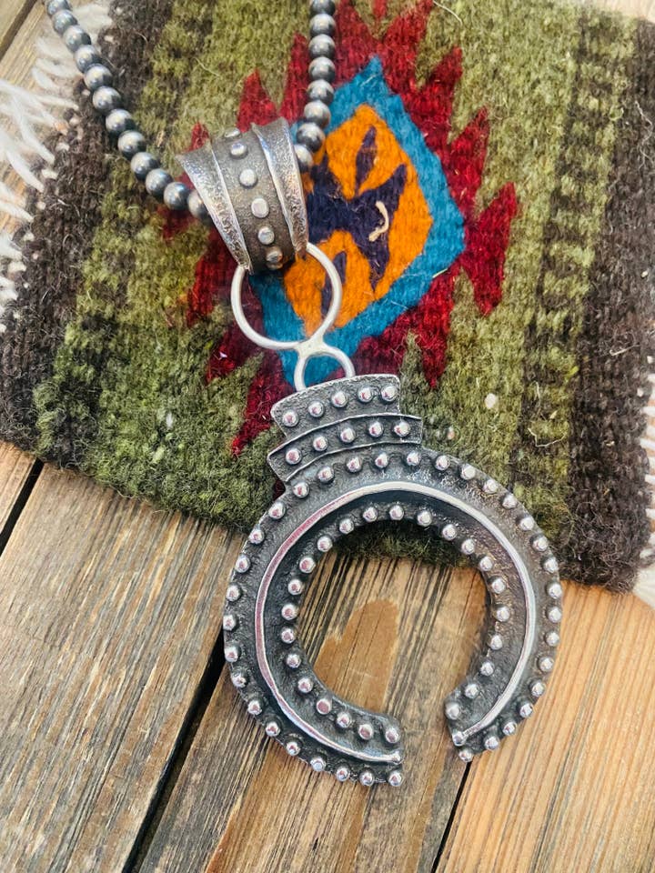 Boule Navajo en argent sterling moulée Naja par Delbert Arviso pour la vente par Nizhonitradersllc