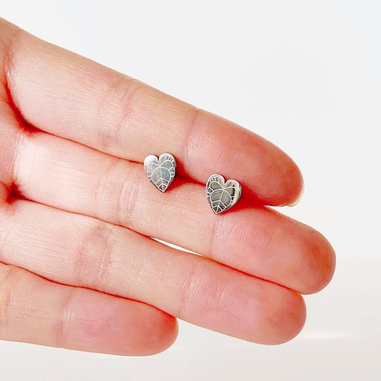 Dainty Little Tiny Things – Engroshandel Ørestikkere – Anthurium Clarinervium Plante Studs | Allergivenlig0