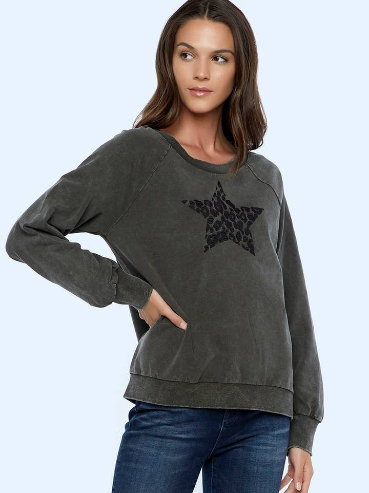 Sweat brodé Animal Power pour la vente par Billy T