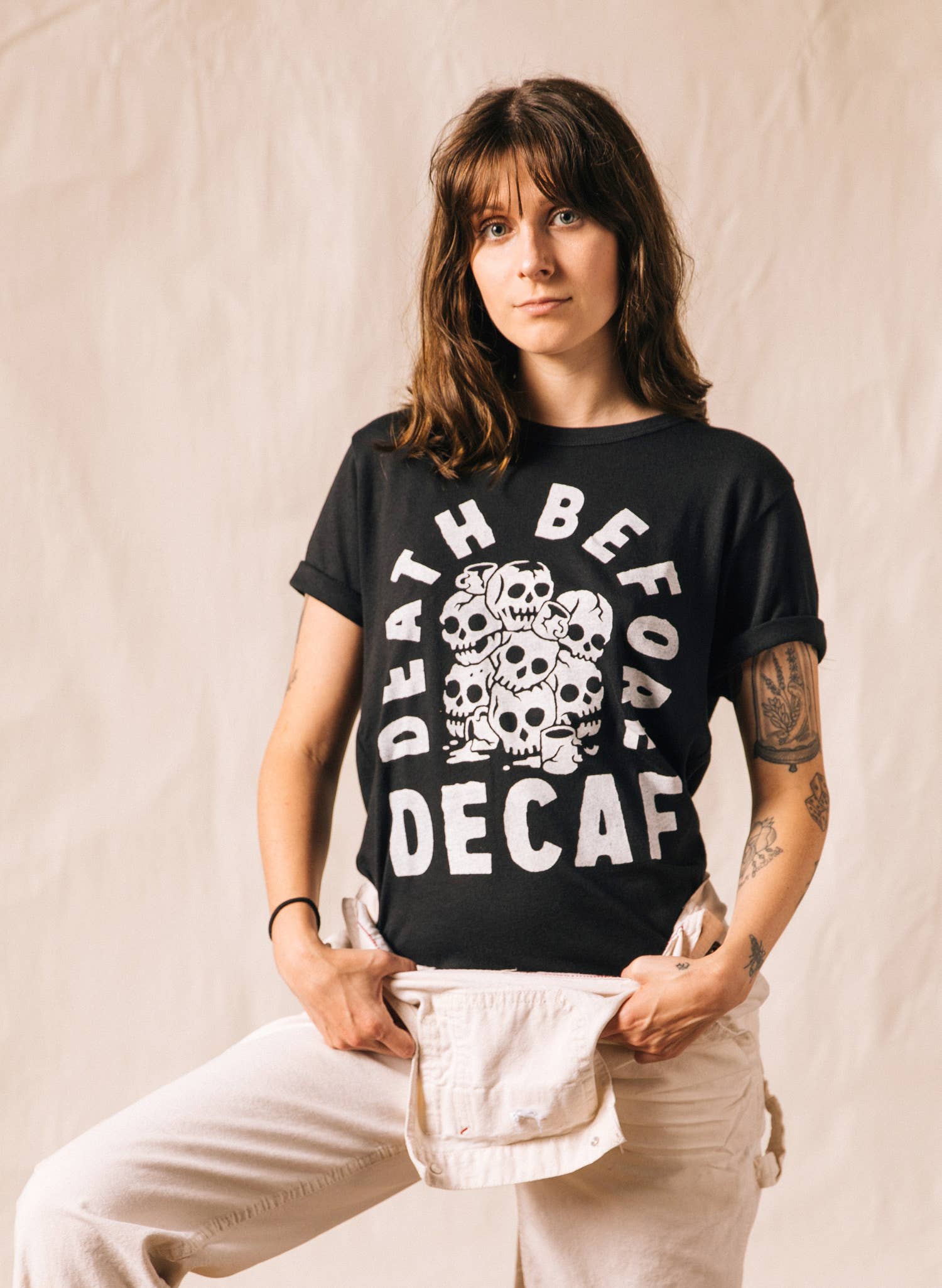 Pyknic – wholesale T-shirts med screentryck – Unisex – Death Before Decaf Coffee Vintage Style Graphic Tee Vuxna6
