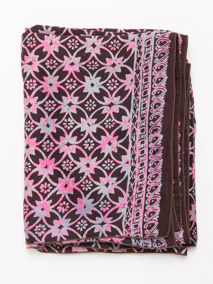 Buhul - Schwarz und Rosa | Umweltfreundlich | Seidensarong | Schal | Handbedruckt für den Großhandel von Ollie Burwell