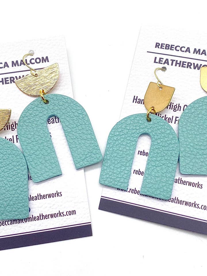 Orecchini pendenti boho ad arco color verde acqua in pelle fatti a mano per la vendita all'ingrosso da parte di Rebecca Malcom LeatherWorks