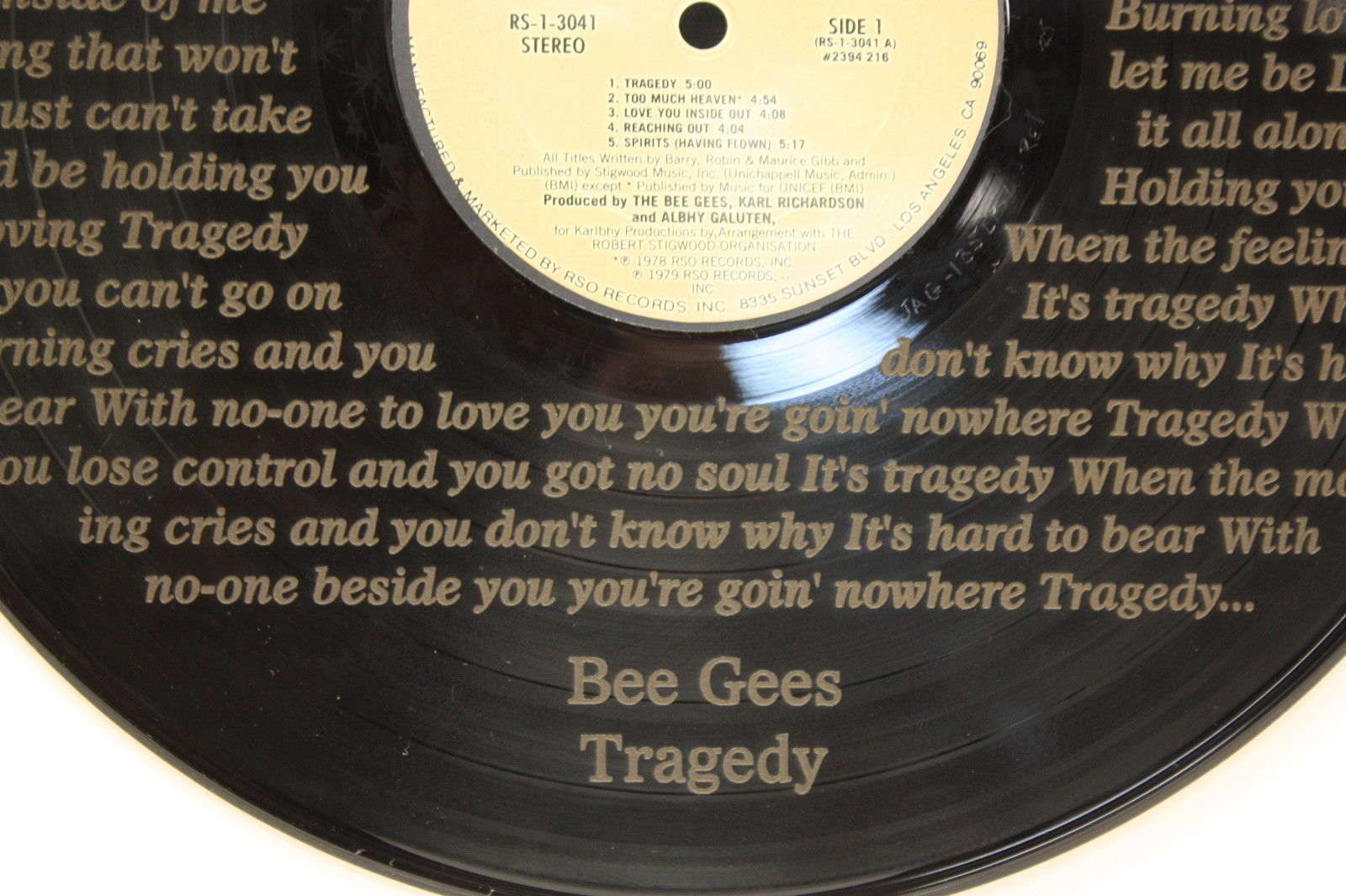 Gold Record Outlet – Großhandel 3D-Wandkunst – Bee Gees Vinyl-Schallplatte, geätzt, mit Künstlerliedern, Lyrics Ltd E, Schwarz1