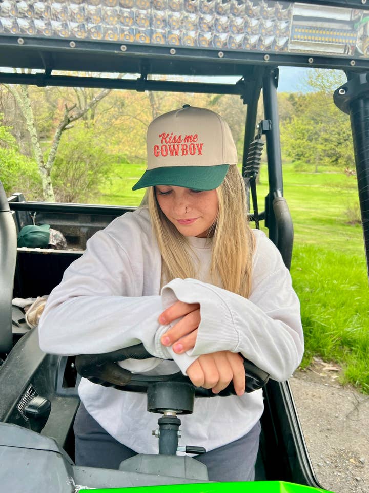 Kyss Mig Cowboy Broderad Truckerkeps för wholesale av The Vaulty