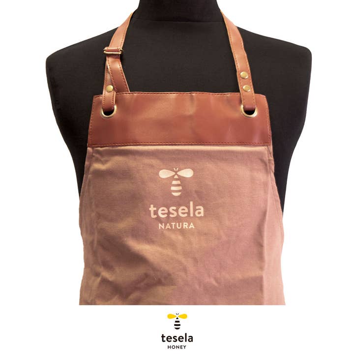 TESELA NATURA, S.L. – wholesale Matpresentkorg – TESELA Salt- och kryddset med förkläde1