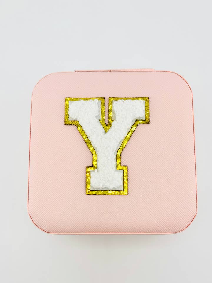Letter Y sieradendoosje voor op reis in roze voor wholesale door Bella Blu Designs