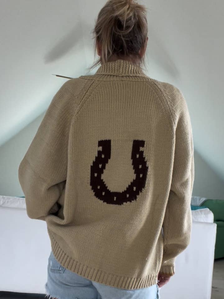 Cardigan Vintage Varsity à Fer à Cheval en Camel pour la vente par Pink Pineapple