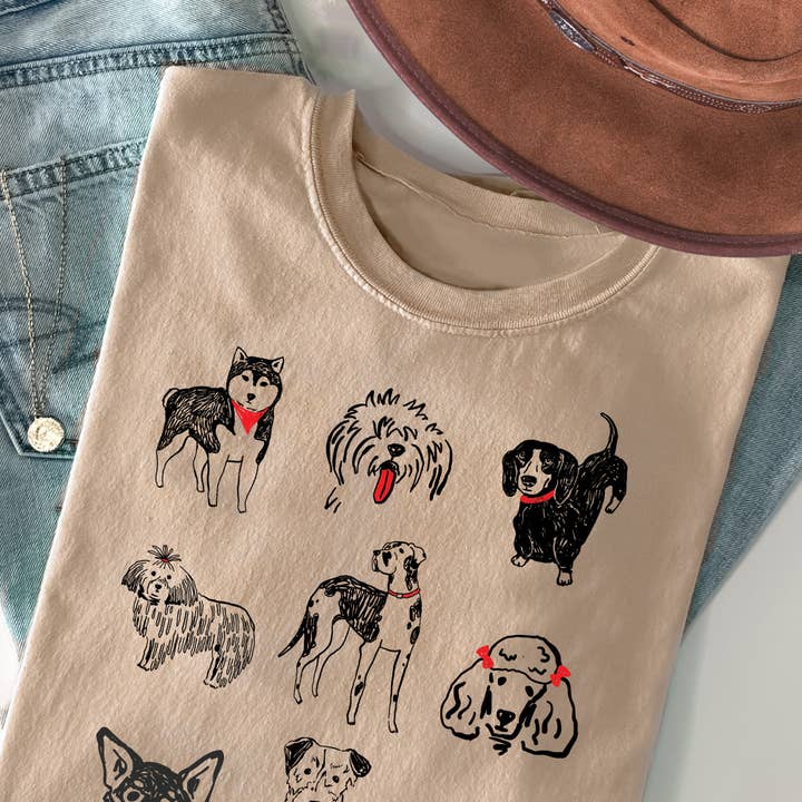 Haut à manches courtes avec imprimé graphique pour femmes amoureuses des chiens pour la vente par Amused by Blue