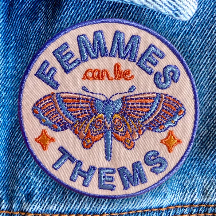 Les femmes peuvent être elles-mêmes Patch - Bouton de fierté LGBTQ non-binaire pour la vente par Luck and Lavender Studio