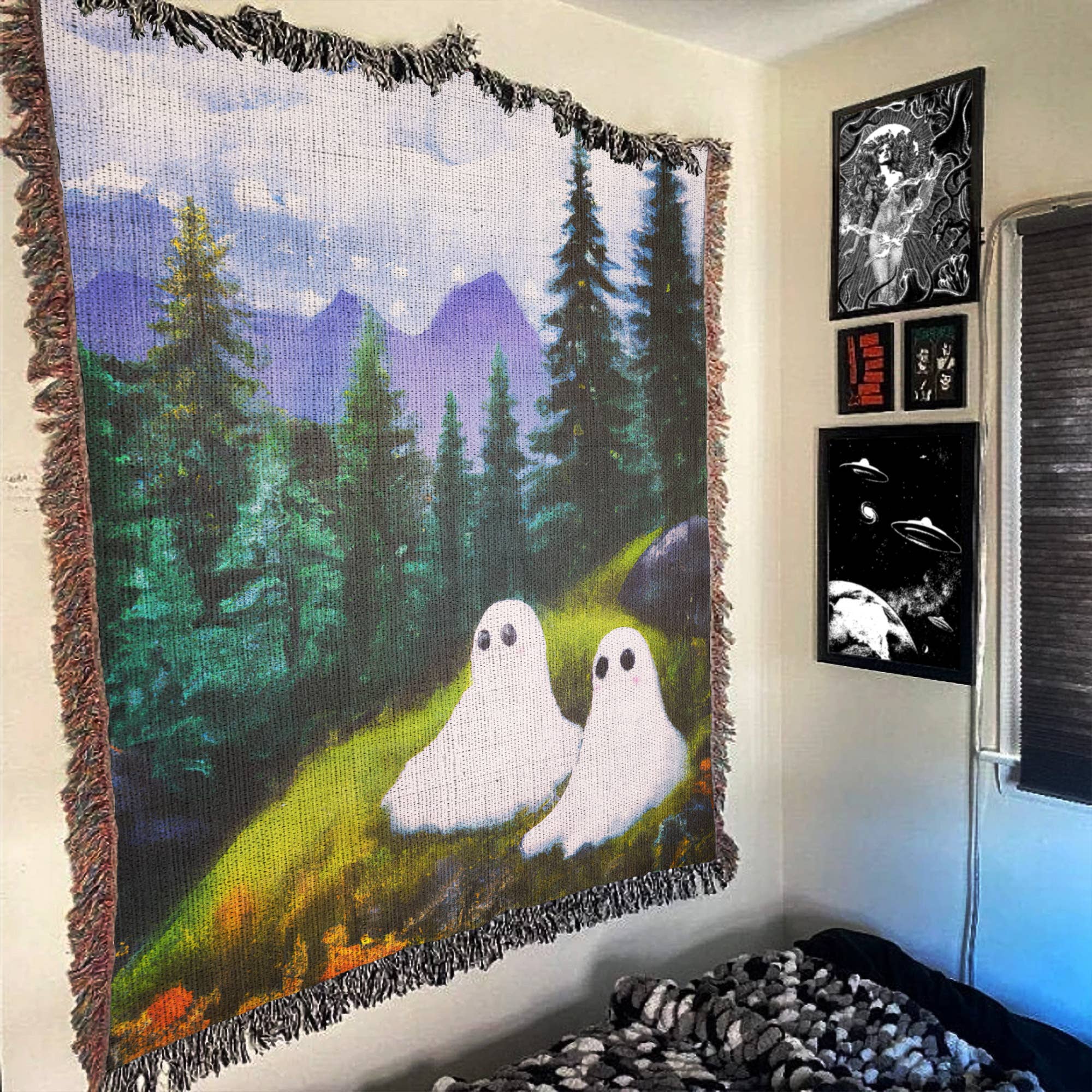 Killer Goods • Woven Blankets, Gifts, Home Decor – Engroshandel Tæppe – Søde spøgelsesvenner sidder i skovvævet kastetæppe4
