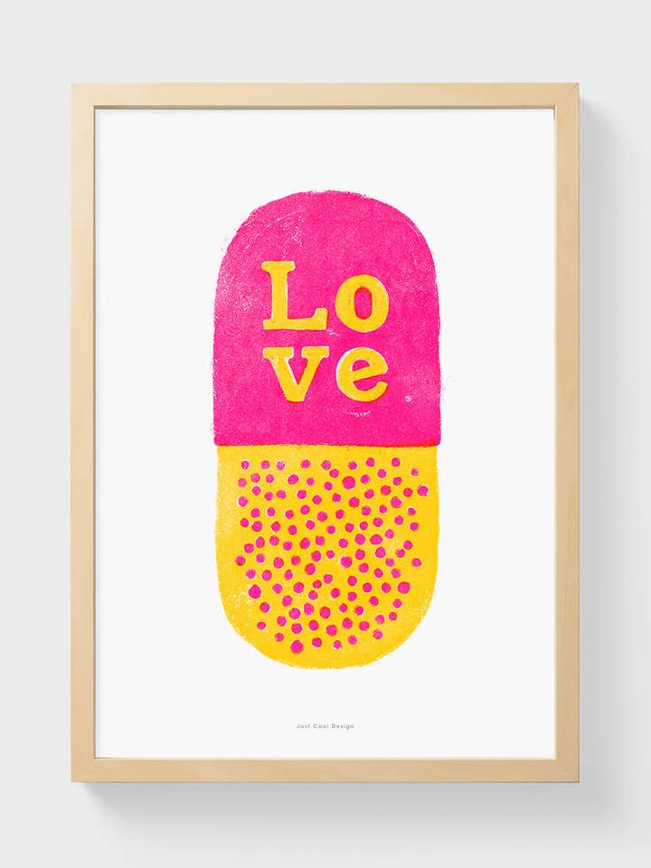 Pillola d'Amore | Stampa d'Arte A4–A3 L'Amore è la Migliore Medicina per la vendita all'ingrosso da parte di Just Cool Design
