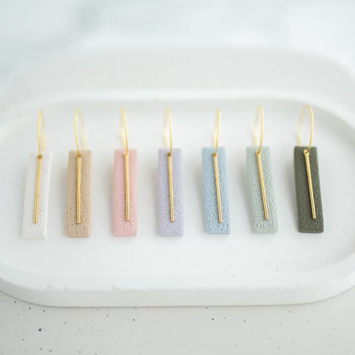 Boucles d'oreilles en argile | Mini créoles rectangles simples | Collection Spring Fling pour la vente par Hazel n Blue