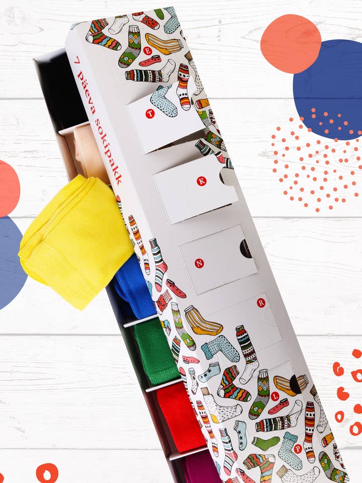 TAUNO-gaveæske indeholdende 7 par viskosestrømper til hver... for engroshandel hos Sokisahtel I BestSockDrawer