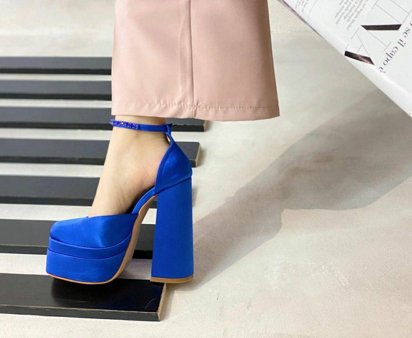 Vera Shop – Großhandel Plateauschuhe – Damen – Plateau-Pumps aus Satin mit Schmuckknöchelriemen8