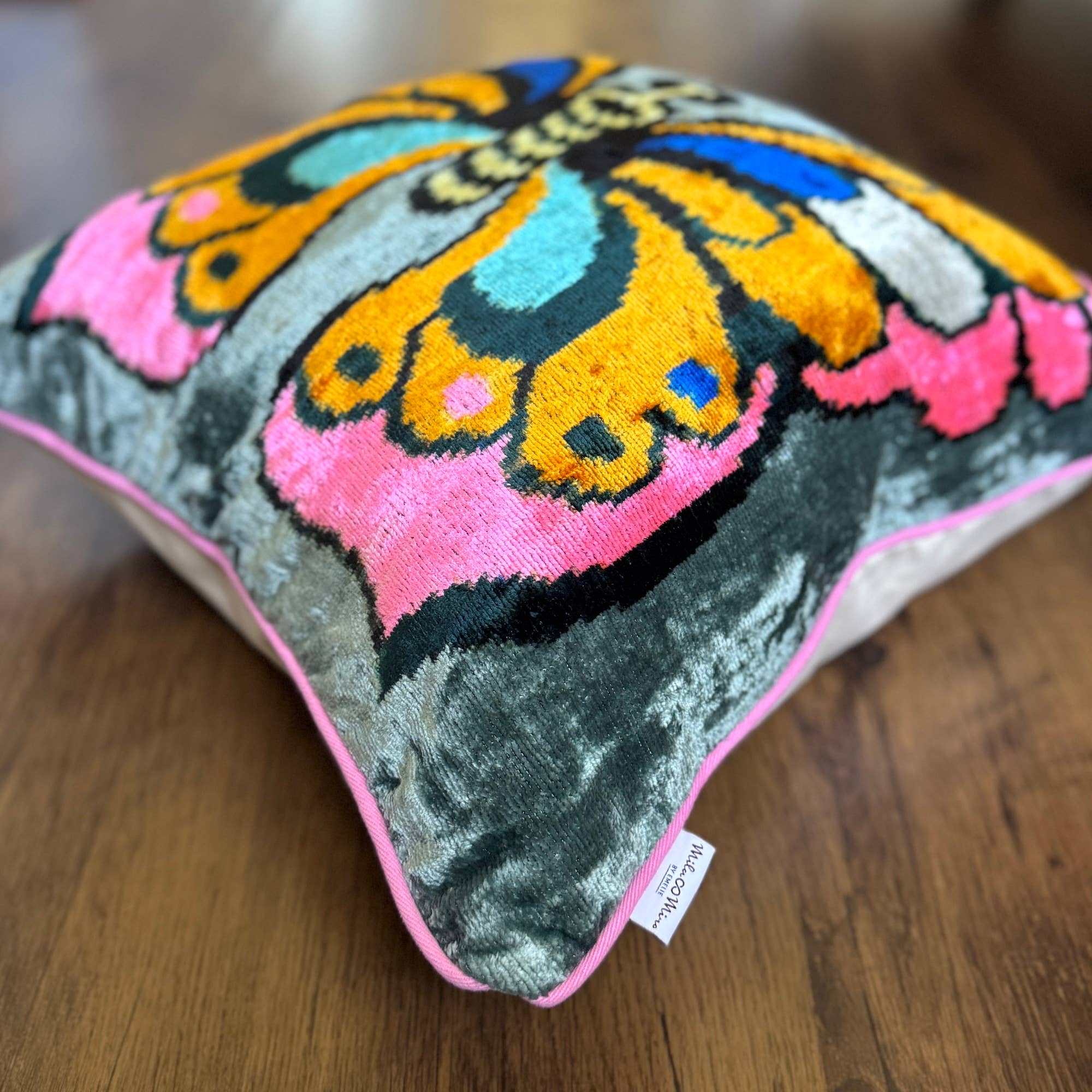 Mila∞Miro by Emelie – Großhandel Zierkissenbezug – Samt Ikat Kissen Schmetterling | Samt Ikat Kissenbezug1