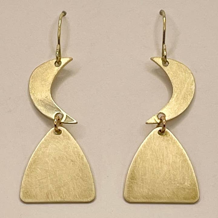 Orecchino semplice in ottone - mezzaluna/arco per la vendita all'ingrosso da parte di Love & Dot