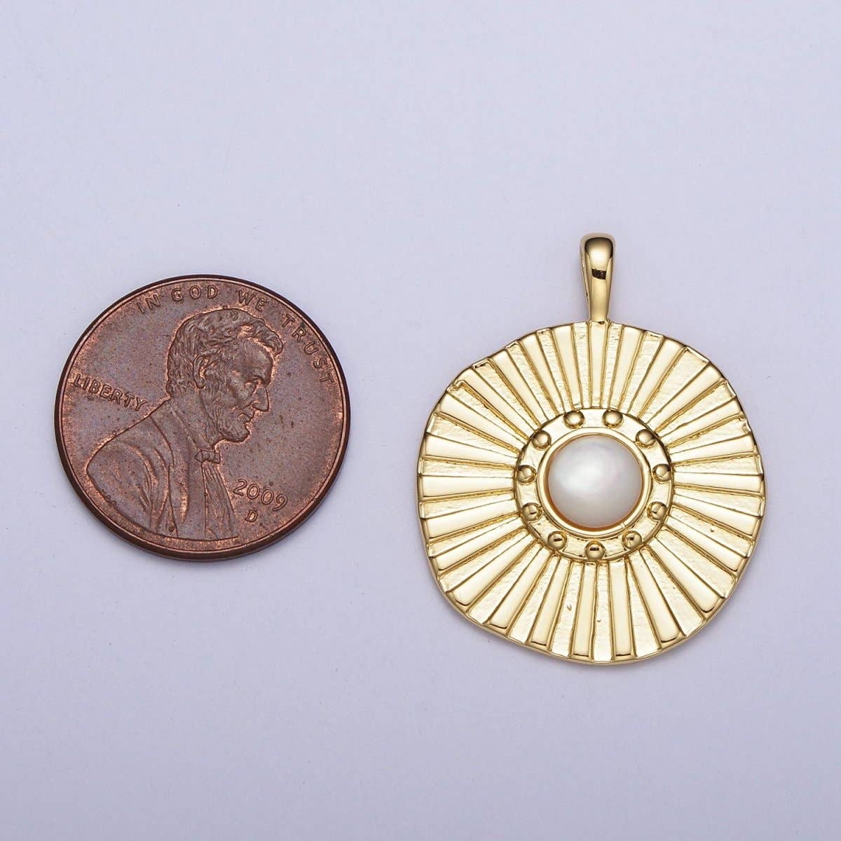 Aim Eternal - Vente Breloques/médailles personnalisées - Pendentif Texturé Rond en Perle Blanche Faisceau de Soleil Plaqué Or 24K H-3272