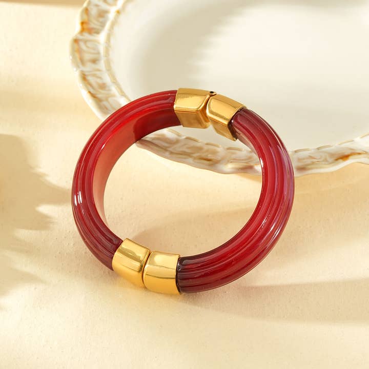 Guldfarvet manchetarmbånd med bordeaux harpiks og magnetlukning for engroshandel hos joya