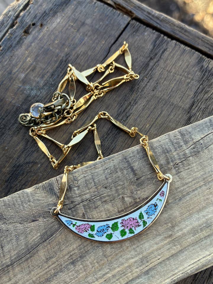 Collana a Bavaglino con Fiori Smaltati Rosa e Blu per la vendita all'ingrosso da parte di Poor Sparrow