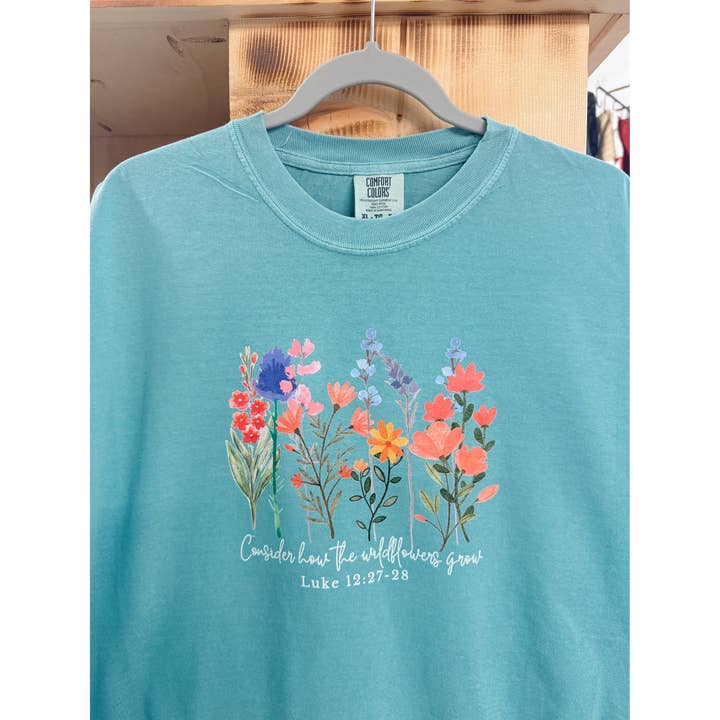 T-shirt Confort Couleurs Écriture Fleurs Sauvages pour la vente par Ace Graphics & Printing Co.