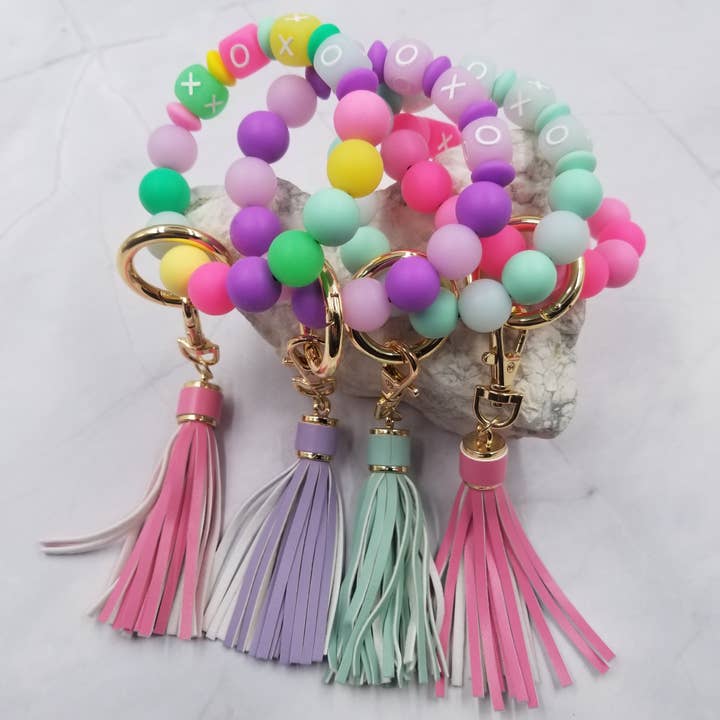 Leuchtender Schlüsselanhänger mit Silikonperlen - XOXO für den Großhandel von The Pretty Jewellery