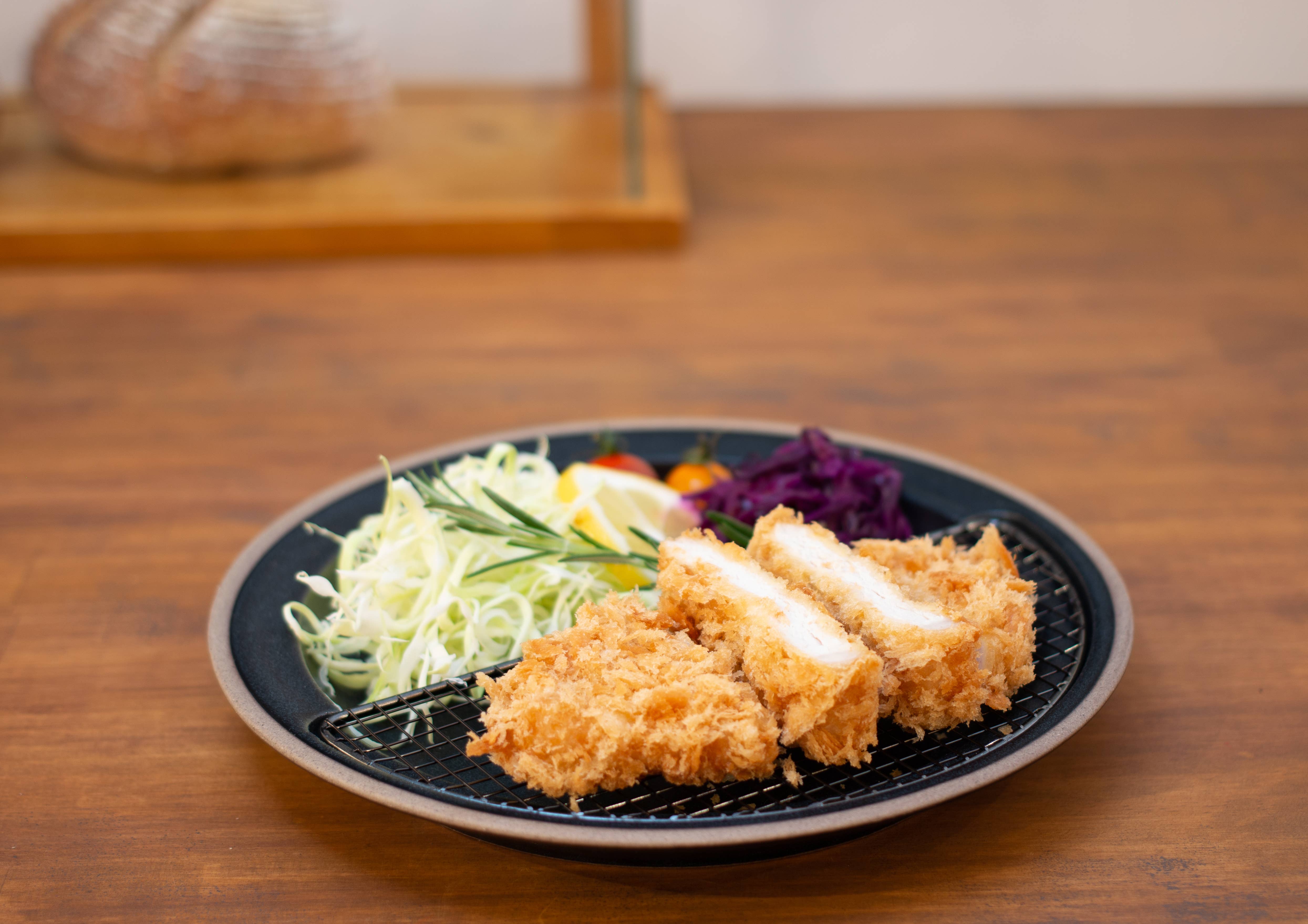 KIKIME – wholesale Dinner plate – amime Plate Half 9" | Plate w/ Half-moon shaped metal net 11