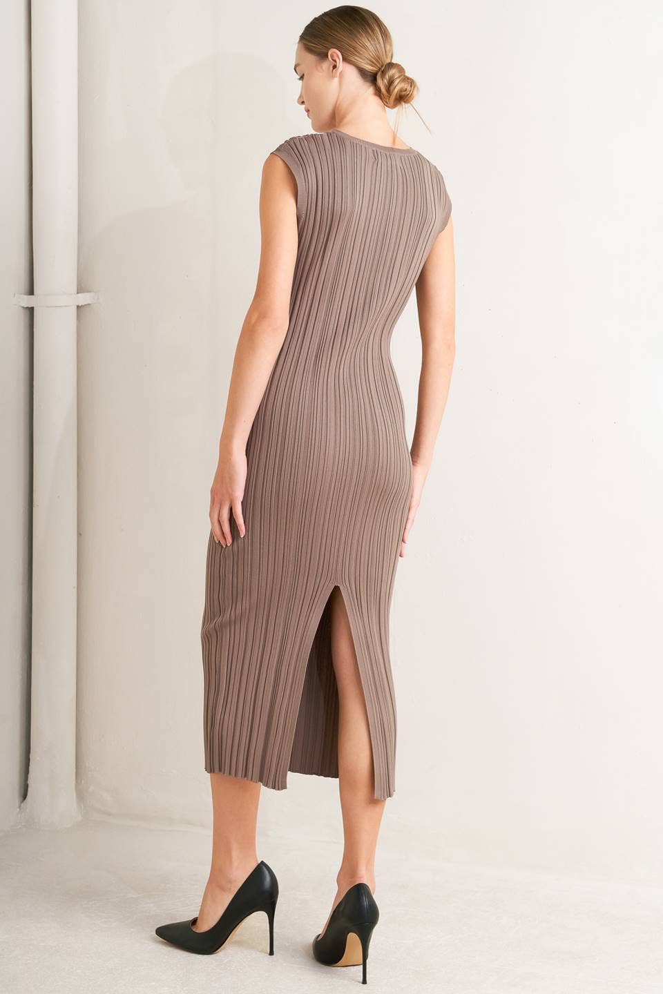 Castanho Um vestido midi de malha com nervuras - FSW1110-D para venda a revendedores na Faire2