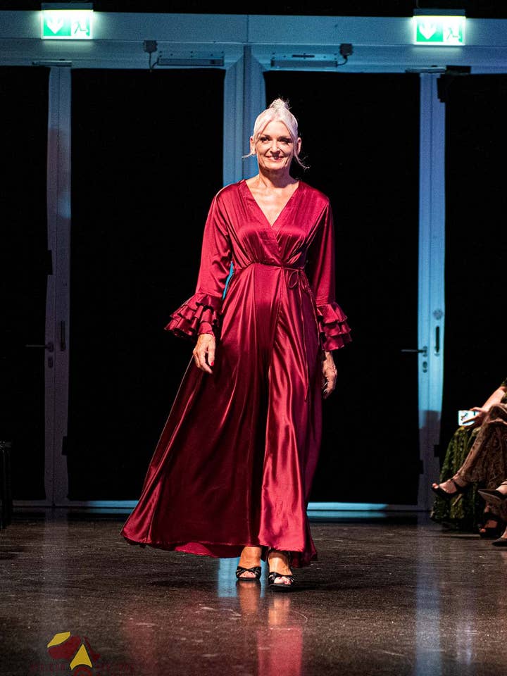 Komang Darmiani – wholesale Klänning - Dam – Rik röd långärmad satin maxi klänning0