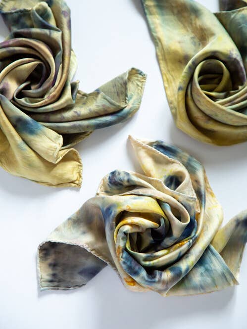 Écharpe Bandana Lotus Soie pour la vente par Modest Transitions