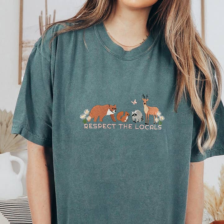 Plantiful Design Co - Vendita all'ingrosso Maglietta - Donna - Maglietta da ragazza con ricamo Nature Respect the Locals Granola