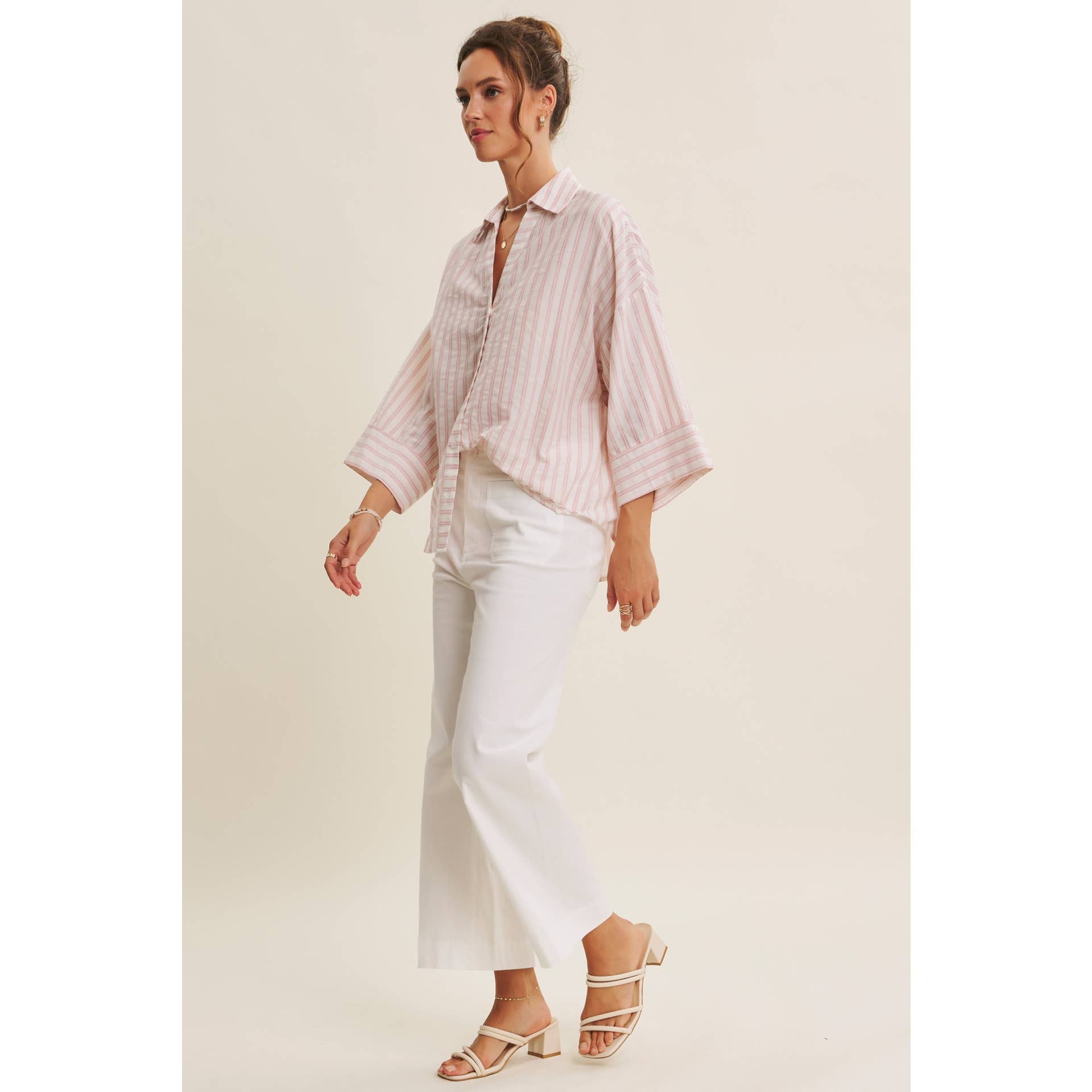 in february – Engroshandel Skjorte med buttondown – til kvinder – PERFEKT STRIBET SKJORTE MED KNAPPER OG BREDE ÆRMER TIL OVERGANGSPERIODEN9